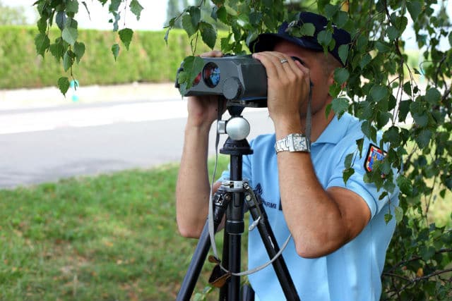 Gendarme contrôle radar