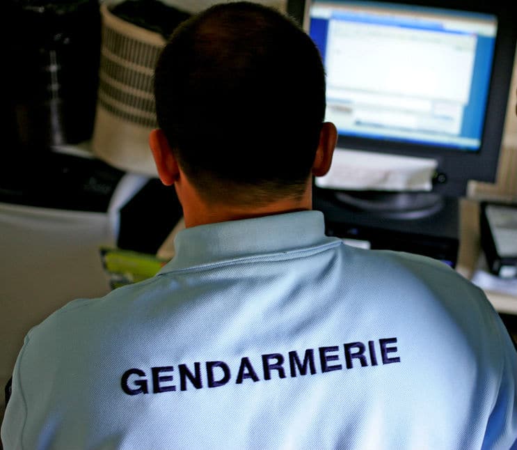 Gendarme devant un ordinateurordinateur