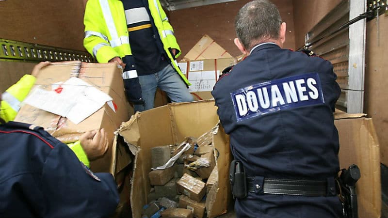 Douaniers contrôlant un camion