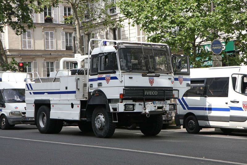 Camion des CRS avec canon à eau