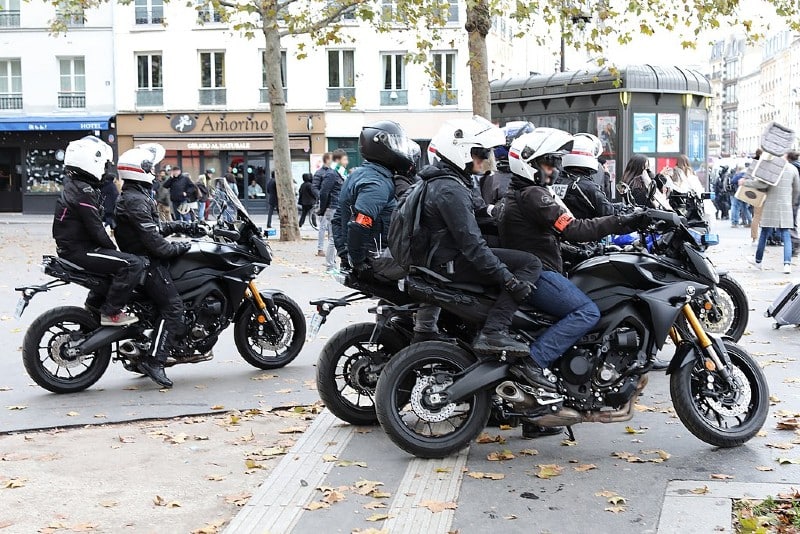 Binômes de la BRAV-M sur leurs motos